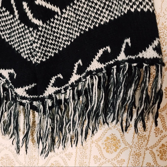 Knit Winter Poncho Shawl 🖤 - Picture 3 of 7